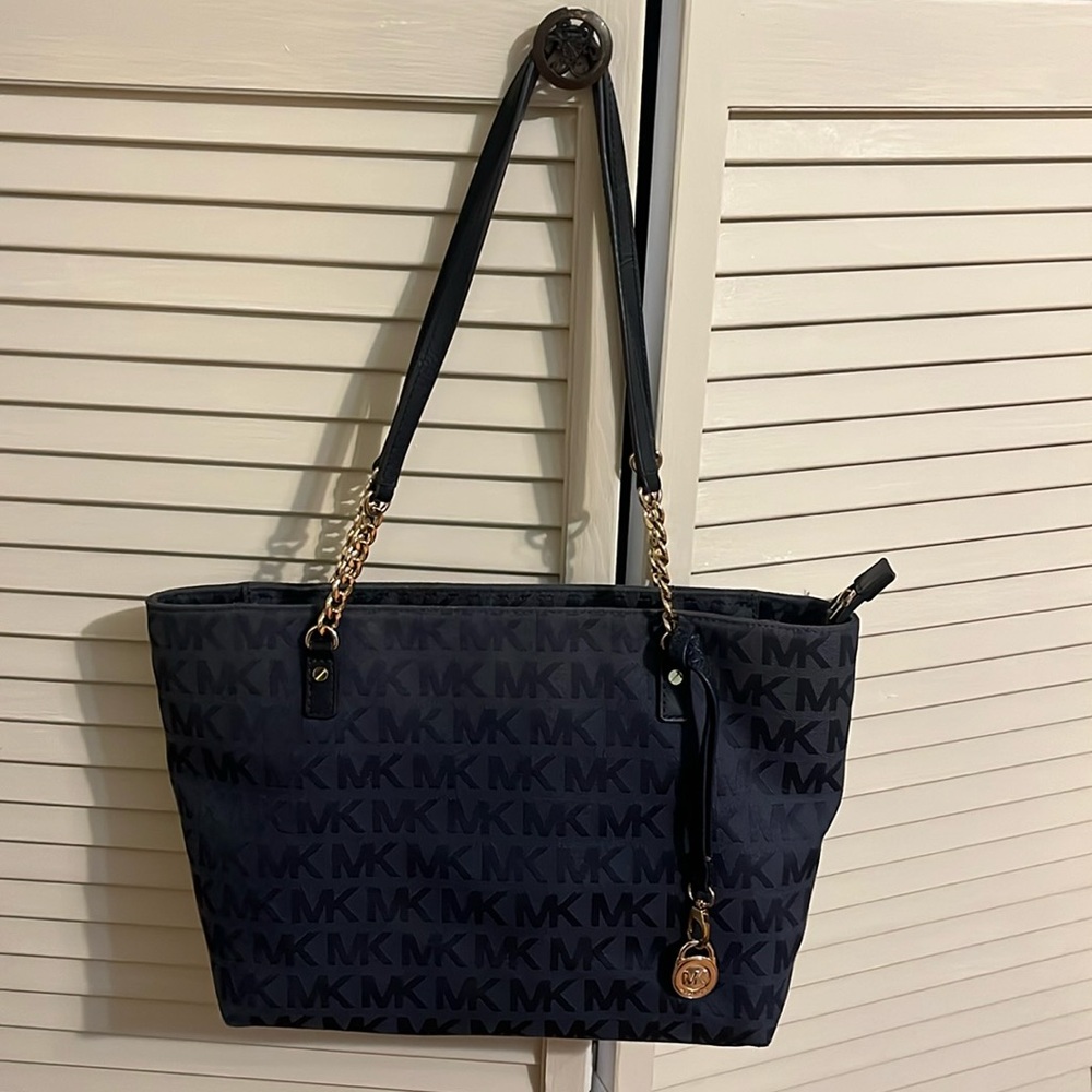 Micheal Kors purse. Grey/Black